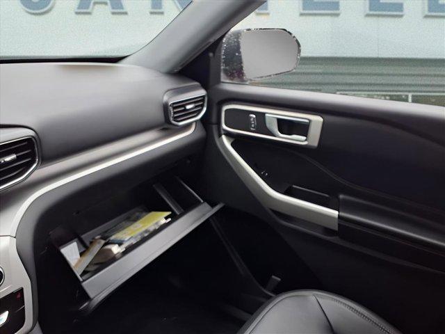 Photo of 2022 Rapid Red Metallic Tinted Clearcoat Ford Explorer