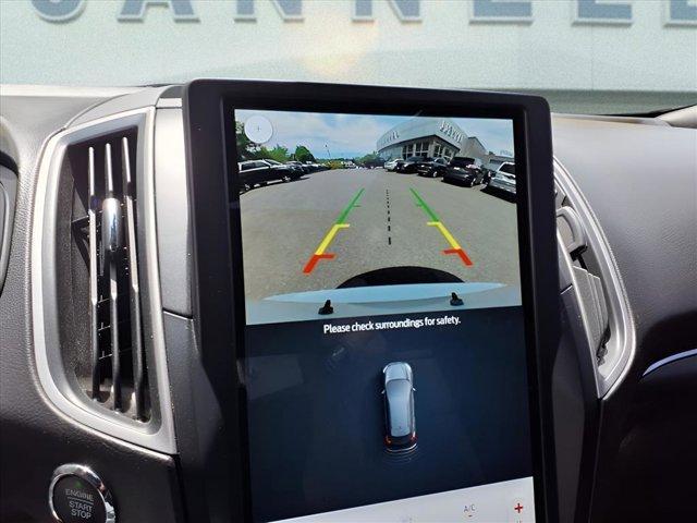 Photo of 2022 Star White Ford Edge