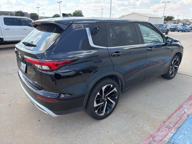 Photo of 2022 Labrador Black Pearl Mitsubishi Outlander