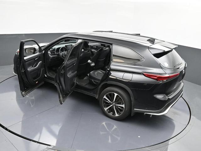 Photo of 2022 Midnight Black Metallic Toyota Highlander