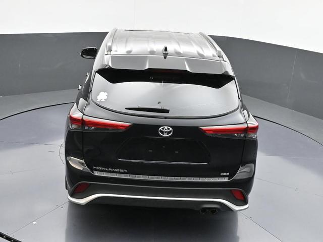 Photo of 2022 Midnight Black Metallic Toyota Highlander
