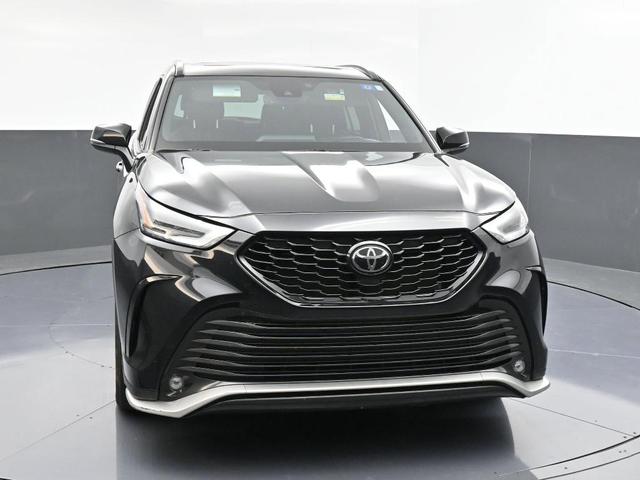 Photo of 2022 Midnight Black Metallic Toyota Highlander
