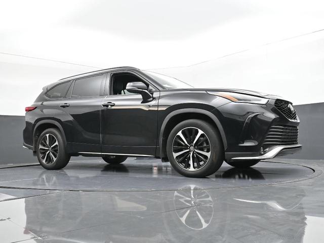 Photo of 2022 Midnight Black Metallic Toyota Highlander