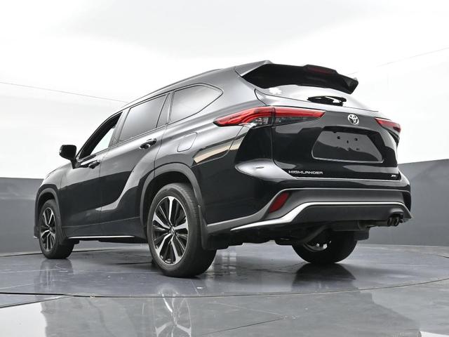 Photo of 2022 Midnight Black Metallic Toyota Highlander