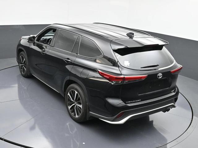 Photo of 2022 Midnight Black Metallic Toyota Highlander