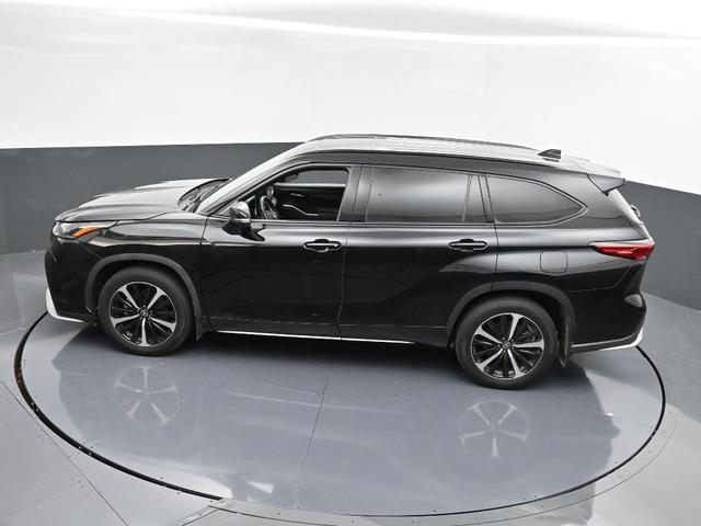 Photo of 2022 Midnight Black Metallic Toyota Highlander