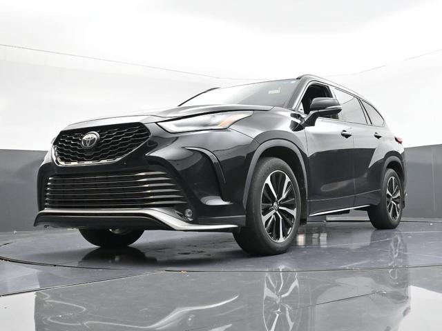 Photo of 2022 Midnight Black Metallic Toyota Highlander
