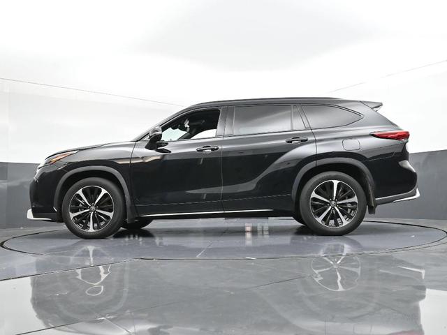 Photo of 2022 Midnight Black Metallic Toyota Highlander