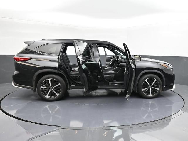 Photo of 2022 Midnight Black Metallic Toyota Highlander