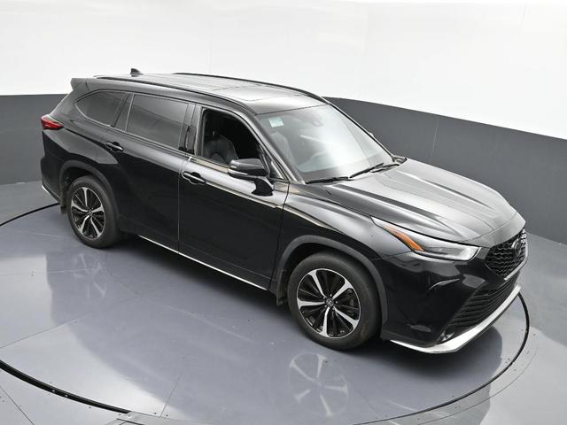 Photo of 2022 Midnight Black Metallic Toyota Highlander