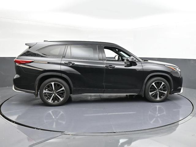 Photo of 2022 Midnight Black Metallic Toyota Highlander