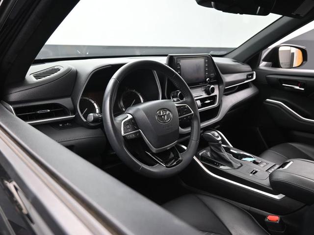Photo of 2022 Midnight Black Metallic Toyota Highlander