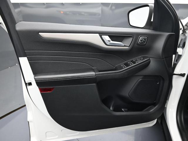 Photo of 2022 Star White Ford Escape