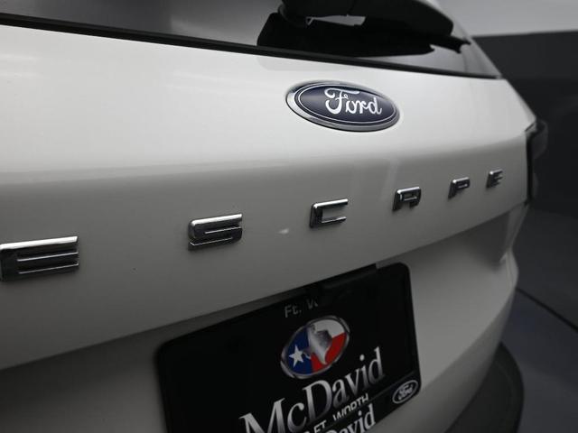 Photo of 2022 Star White Ford Escape
