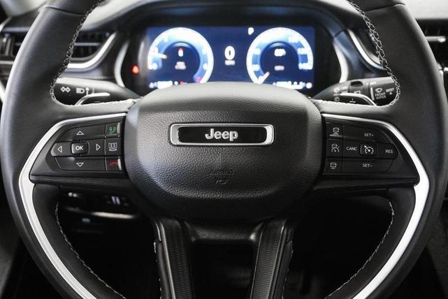 Photo of 2023 Diamond Black Crystal Pearlcoat Jeep Grand Cherokee L