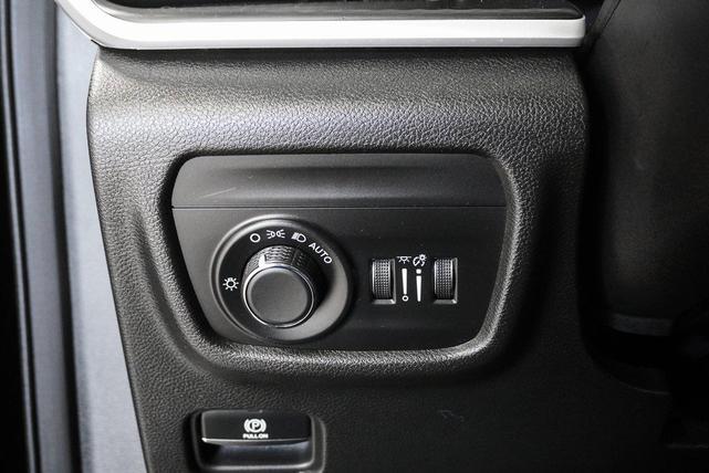 Photo of 2023 Diamond Black Crystal Pearlcoat Jeep Grand Cherokee L