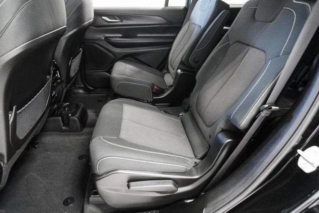 Photo of 2023 Diamond Black Crystal Pearlcoat Jeep Grand Cherokee L