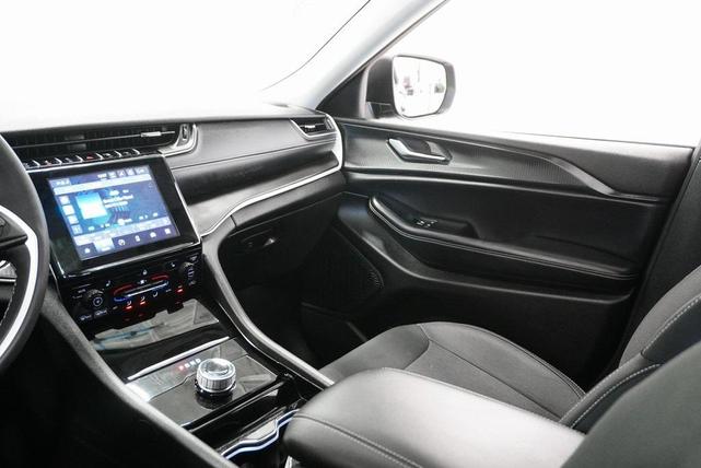Photo of 2023 Diamond Black Crystal Pearlcoat Jeep Grand Cherokee L