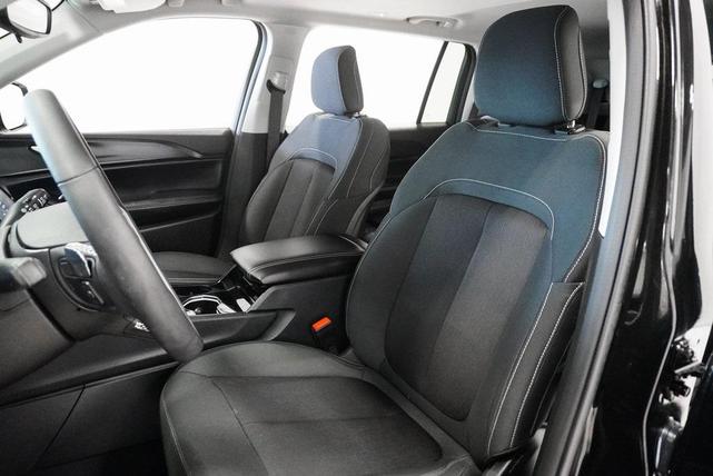 Photo of 2023 Diamond Black Crystal Pearlcoat Jeep Grand Cherokee L