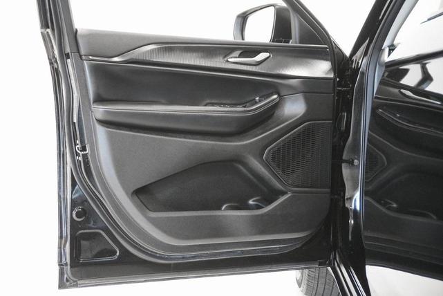 Photo of 2023 Diamond Black Crystal Pearlcoat Jeep Grand Cherokee L