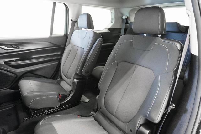 Photo of 2023 Diamond Black Crystal Pearlcoat Jeep Grand Cherokee L