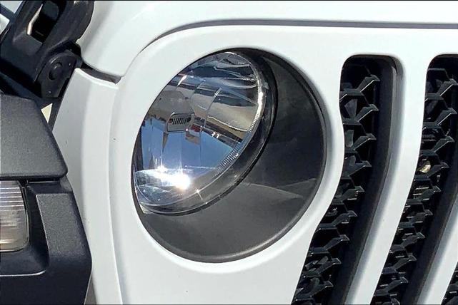 Photo of 2020 Bright White Clearcoat Jeep Gladiator