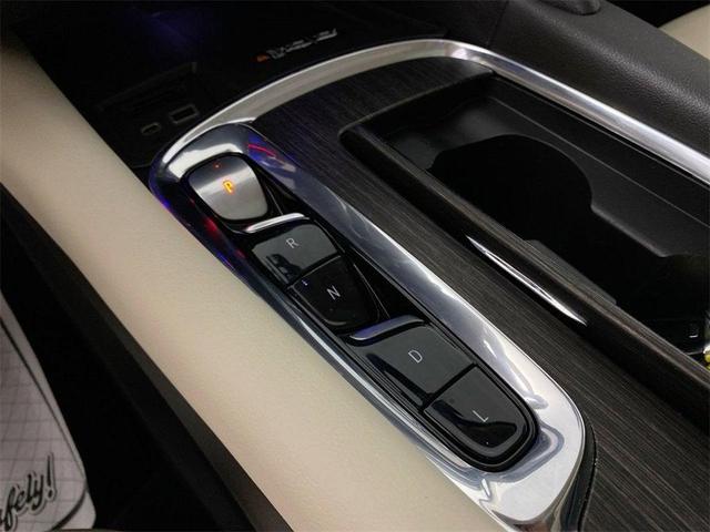 Photo of 2023 White Frost Tricoat Buick Enclave