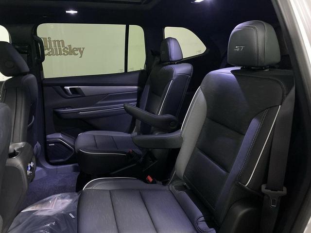 Photo of 2025 White Frost Tricoat Buick Enclave