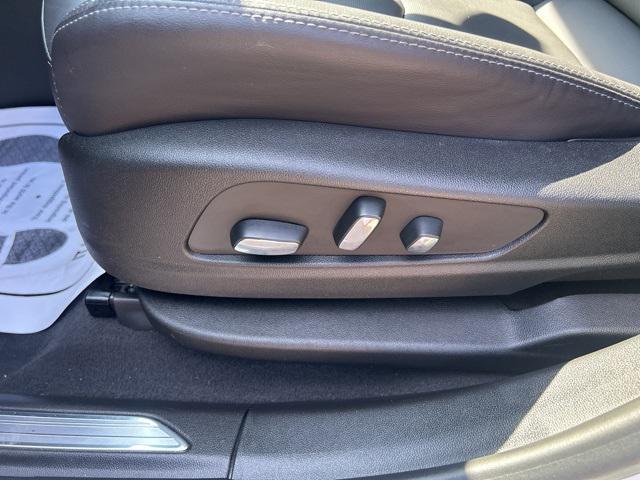 Photo of 2025 Crystal White Tricoat Cadillac XT5