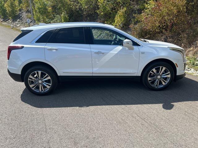 Photo of 2025 Crystal White Tricoat Cadillac XT5