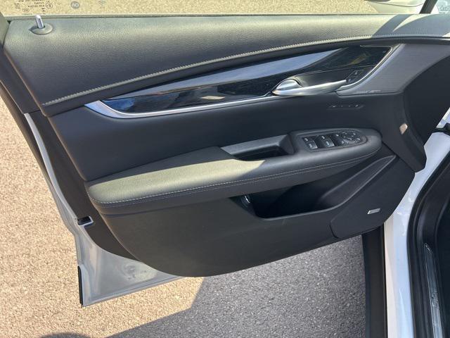 Photo of 2025 Crystal White Tricoat Cadillac XT5