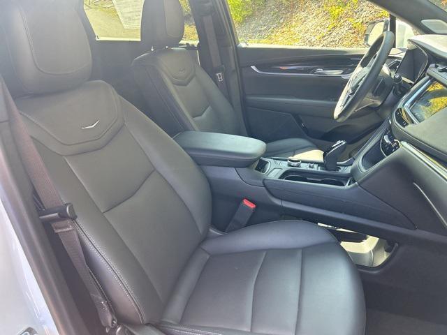 Photo of 2025 Crystal White Tricoat Cadillac XT5