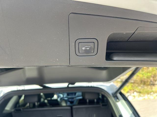 Photo of 2025 Crystal White Tricoat Cadillac XT5