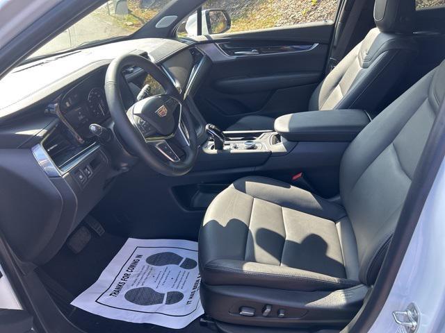 Photo of 2025 Crystal White Tricoat Cadillac XT5