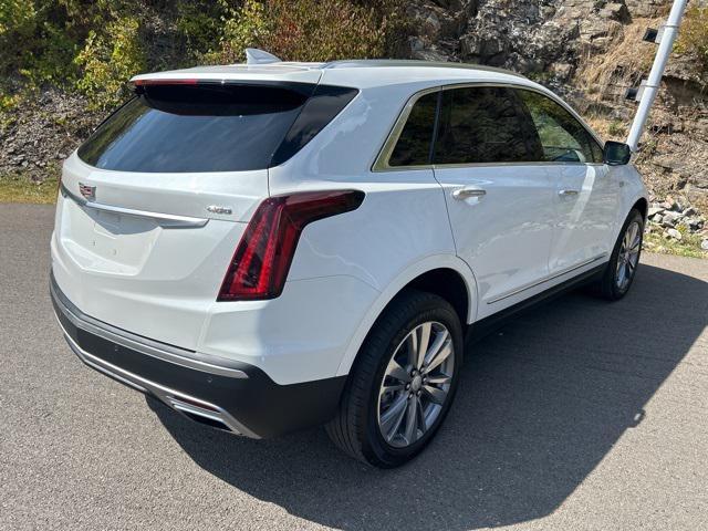 Photo of 2025 Crystal White Tricoat Cadillac XT5