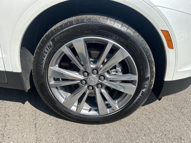 Photo of 2025 Crystal White Tricoat Cadillac XT5