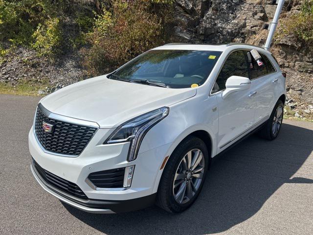 Photo of 2025 Crystal White Tricoat Cadillac XT5