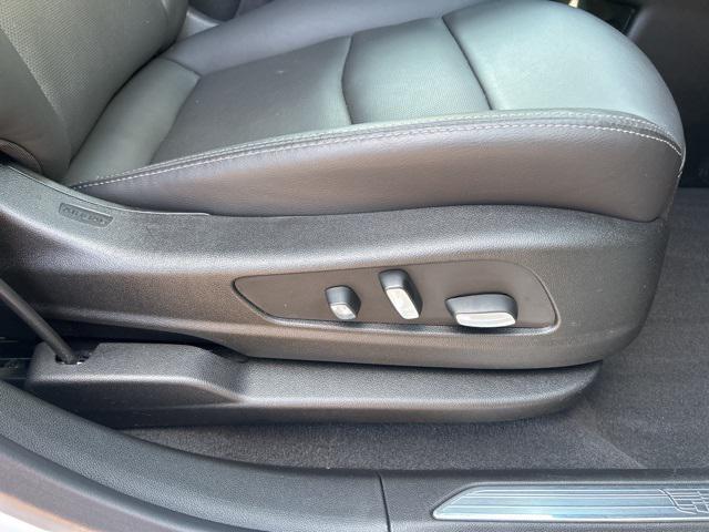 Photo of 2025 Crystal White Tricoat Cadillac XT5