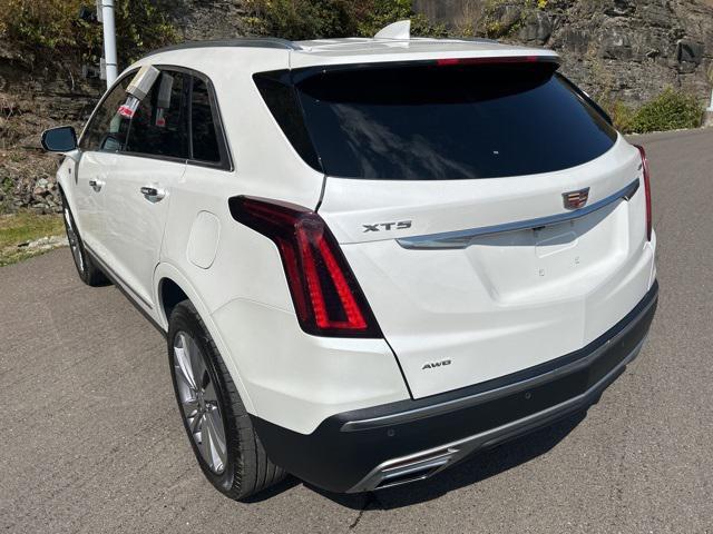 Photo of 2025 Crystal White Tricoat Cadillac XT5