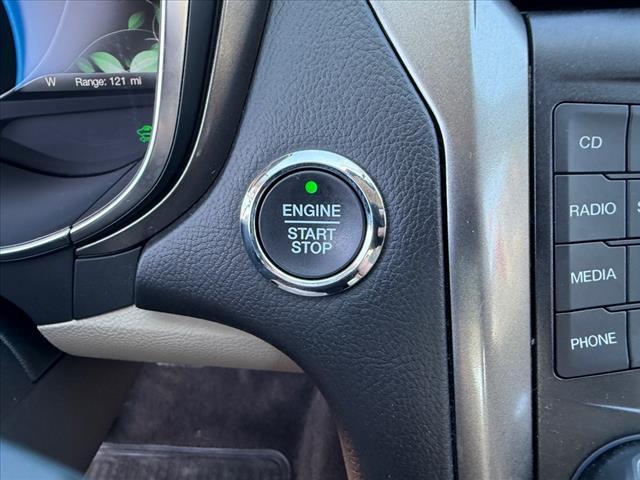 Photo of 2017 White Ford Fusion Hybrid