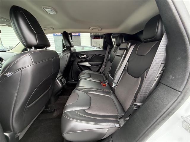 Photo of 2018 Bright White Clearcoat Jeep Cherokee