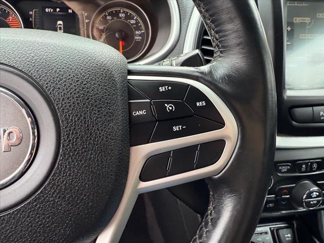 Photo of 2018 Bright White Clearcoat Jeep Cherokee