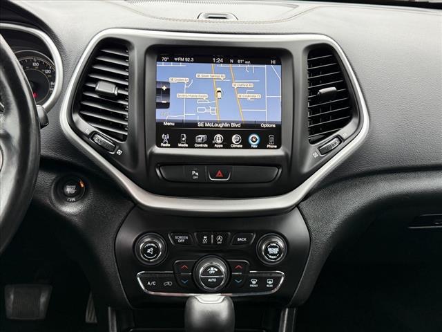 Photo of 2018 Bright White Clearcoat Jeep Cherokee