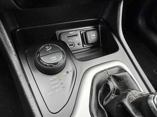Photo of 2018 Bright White Clearcoat Jeep Cherokee