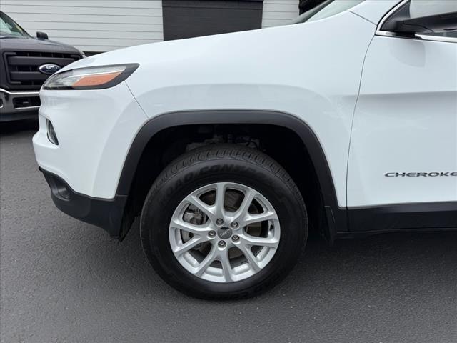 Photo of 2018 Bright White Clearcoat Jeep Cherokee