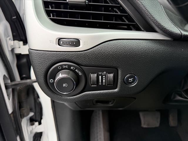 Photo of 2018 Bright White Clearcoat Jeep Cherokee