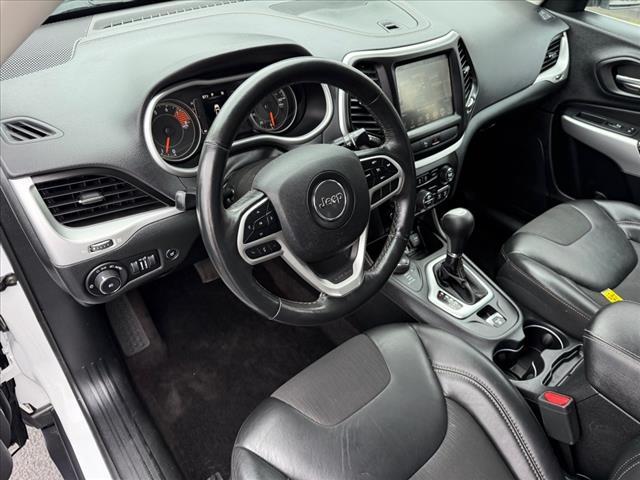 Photo of 2018 Bright White Clearcoat Jeep Cherokee