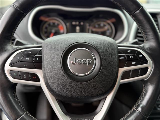 Photo of 2018 Bright White Clearcoat Jeep Cherokee