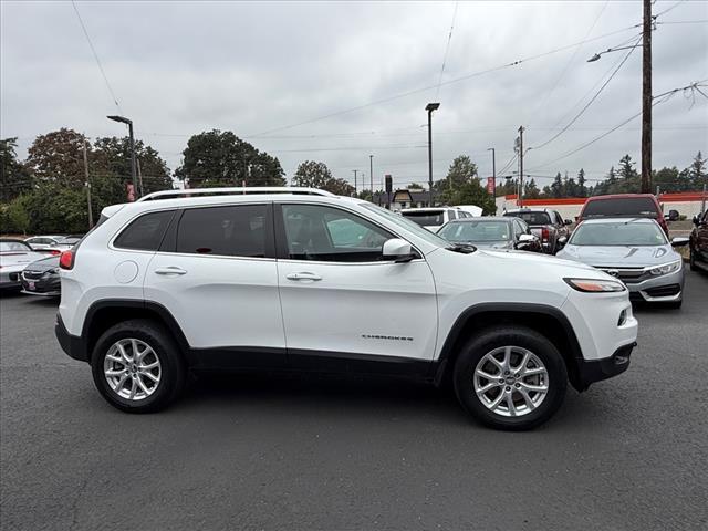 Photo of 2018 Bright White Clearcoat Jeep Cherokee