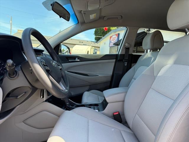 Photo of 2017 Molten Silver Hyundai TUCSON